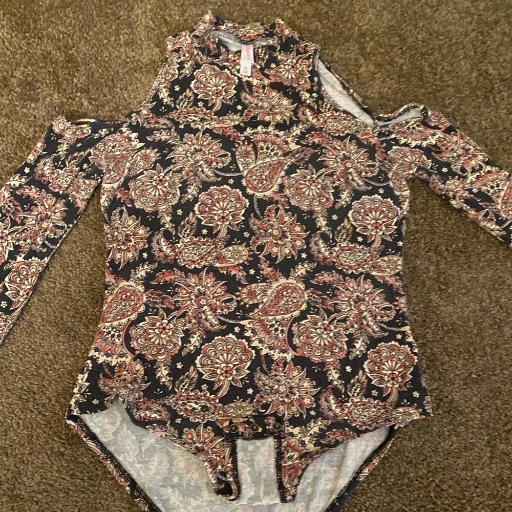 Cute cold shoulder 👀brown palsy bodysuit extremely cute.